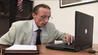 Ribanc MILF titkárnő mohón szopja a kemény főnökét