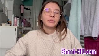 Forró tini lány spriccelő orgazmusa az iskolapadban