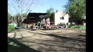 A retro pornósztár egyszerre tömi tele magát több hatalmas farokkal