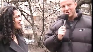 Édes fekete tini buja fenekét döngetik két vastag farok, miközben tele spriccelik a száját