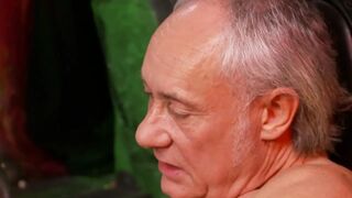 Forró milf kéjesen nyeldesi az érett férfi kemény farkát a Nagy Fasz Szopás Csatornán