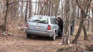 Forró csaj nedvesen cumizza a pasit mielőtt vadul hátsó bejáratba veszi buja seggével