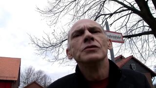 Hájas szőke milf vadul szop és hátsó bejáratban is élvez a kanapén