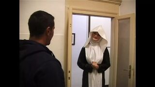Veronica Belli mohón nyeli a maszkos pasi vastag farkát a teljes HD filmben