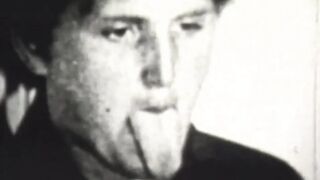 Fekete hajú szőrös puncijú retro milf szívja a kemény farkat a nyelvével