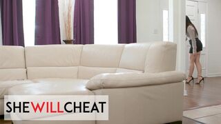 Forró pillanatok She Will Cheat-en: Keira Croft kéjtől remegve fogadja be az alkalmazottja vastag meglepetését