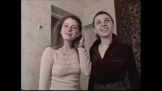Forró tini csaj mohón szívja a vastag farkat és hátsó nyílásába is beenged a moszkvai diszkrét találkozón