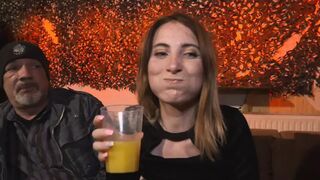 Lia Louise kéjesen nyalja Egon Kowalski és Big George vastag farkát a német pornóban