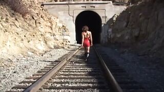 Amber Rayne karcsú teste három vastag faszt szívesen nyel le és vesz be a hátsójába