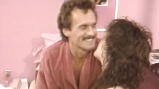 Taija Rae hatalmas mellei szorosan kötve, Joey Silvera parancsol neki a retro BDSM-játékban