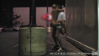 Nicole Aniston forró éjszakája egy izgalmas meglepetéssel - Wicked Channel