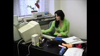 Karma Rosenberg és Meri vad leszbikus análja vastag fasszal és alapos szopással retro pornóban