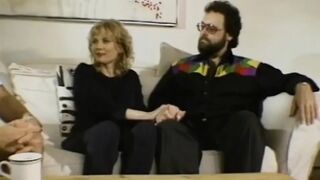 Férj nézi ahogy az idegen durván megdugja feleségét hármasban egy retro MILF-el