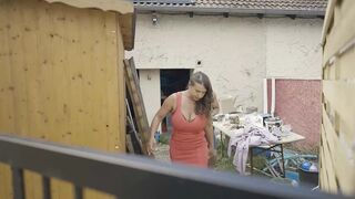 Nagy mellű milf vörös ruhában élvezi a tetovált pasi vastag farkát a seggében és a szájában