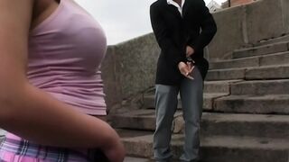 Szőke MILF Luba Love két kemény farkat szop a vad hármasban Christian Clayjel