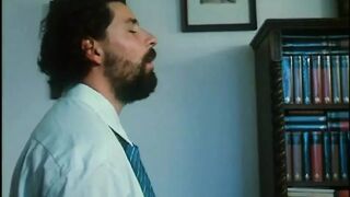 Abigail Blower lédús hátsója mohón befogadja a vastag farkat a vad anált nyelés és dörzsölés után, teljes filmben
