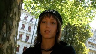 Antonia Campbell-Hughes milfje és Meli Deluxe édeshármasban egy idegen vastag farkával és dús elélvezéssel