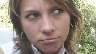 Janet Alfano tini segge tüzesen és mélyen kitömve Dillon Day-vel