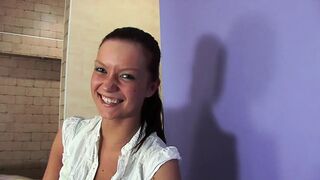 Vidám vörös tini Amelia térdre esve élvezi a kemény falloszt, aztán izgatottan nyújtja hátra a fenekét egy forró análra