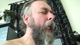 Öreg nagypapa váratlanul bukkan be, amikor a mostohaunokája elmerül a tiltott élvezetekben az Old Pigsnél
