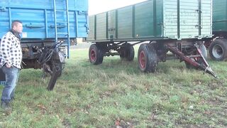 Hájas érett nő mohón ráül az idegen kemény farkára, aztán alaposan lenyeli azt a csúcsig