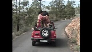 Vivian Schmitt Magda Polak és Asia Blondi dús tőgyes MILF-ek csoportos szexe a jeepen